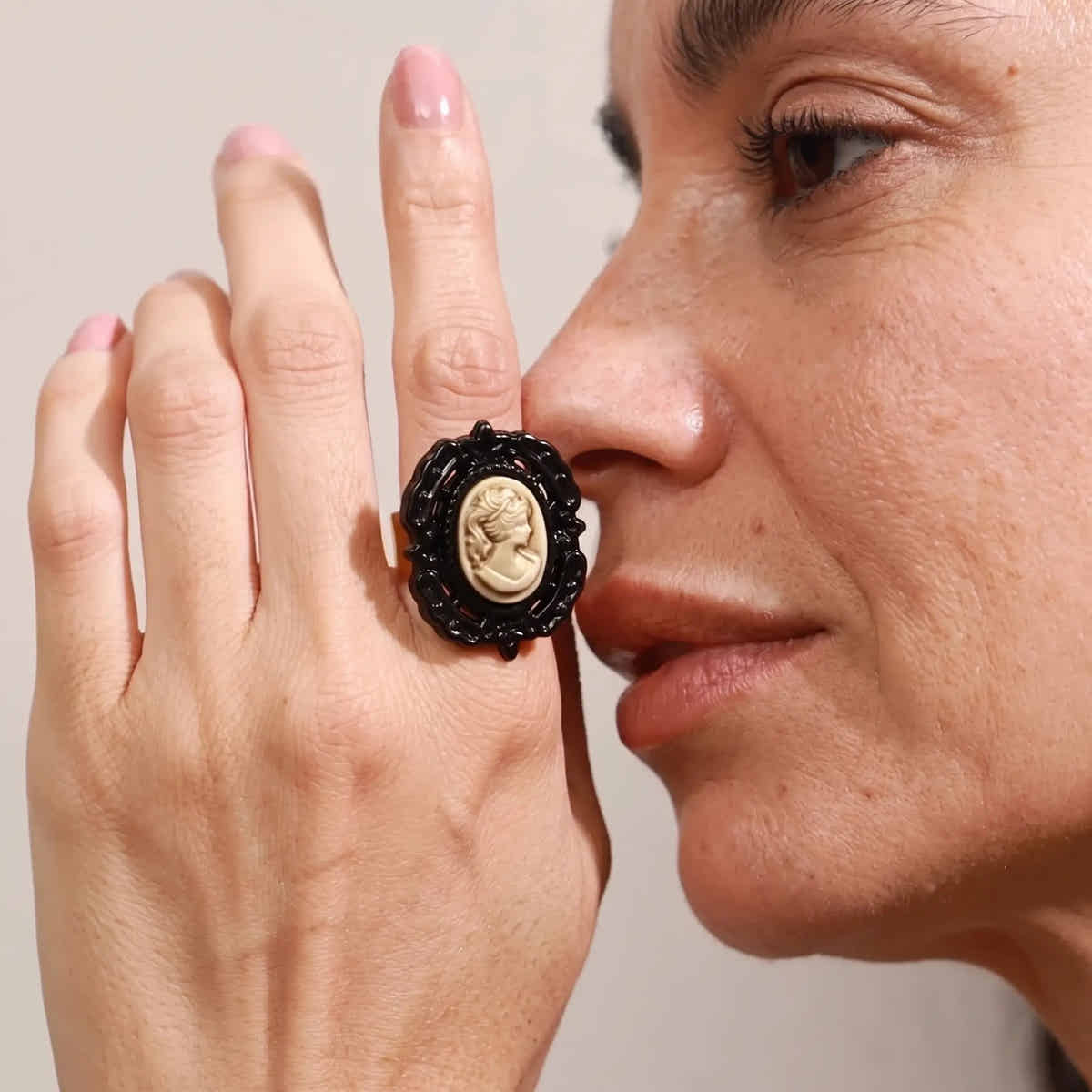 Cameo Heirloom Ring - Voisson