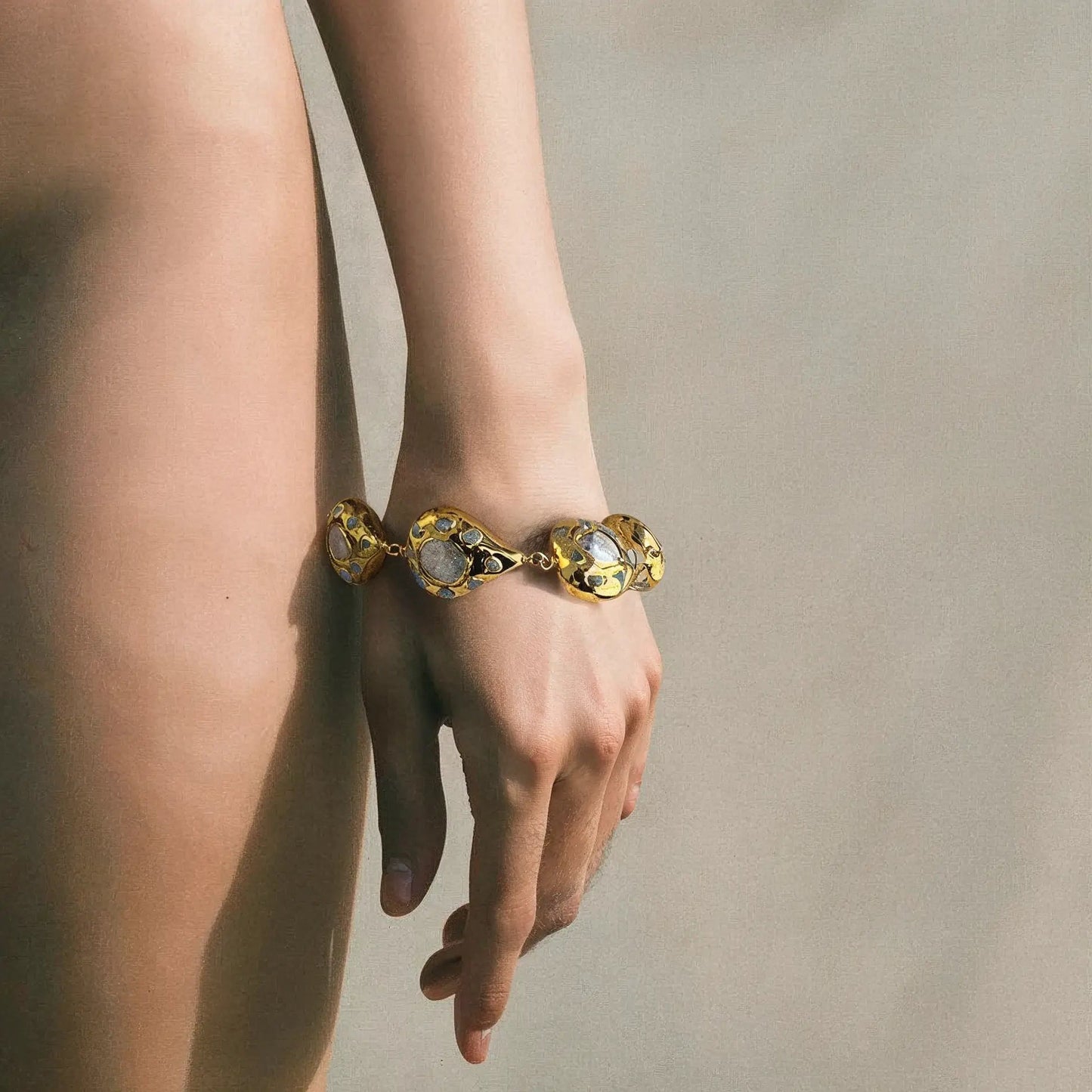 FluxFlicker Pearl Teardrop Bracelet - Voisson