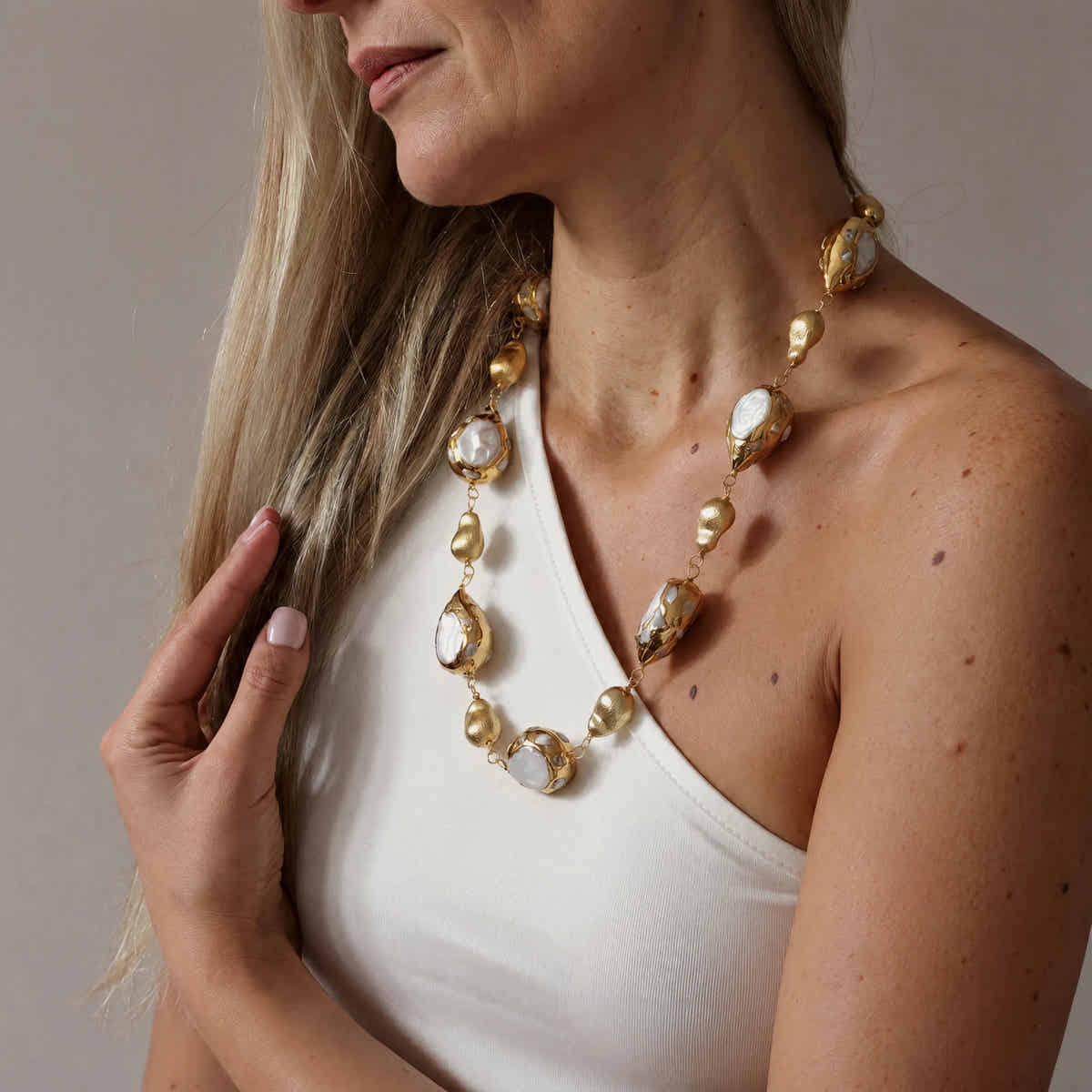 FluxFlicker Pearl Teardrop Necklace - Voisson
