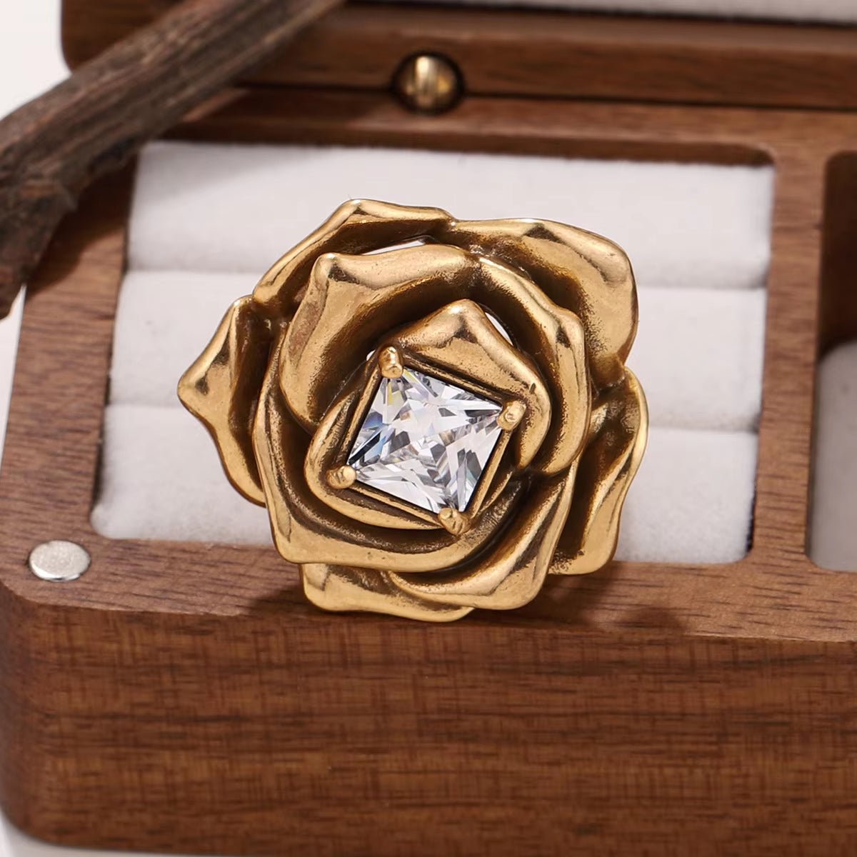MajesticRose Zircon Ring - Voisson