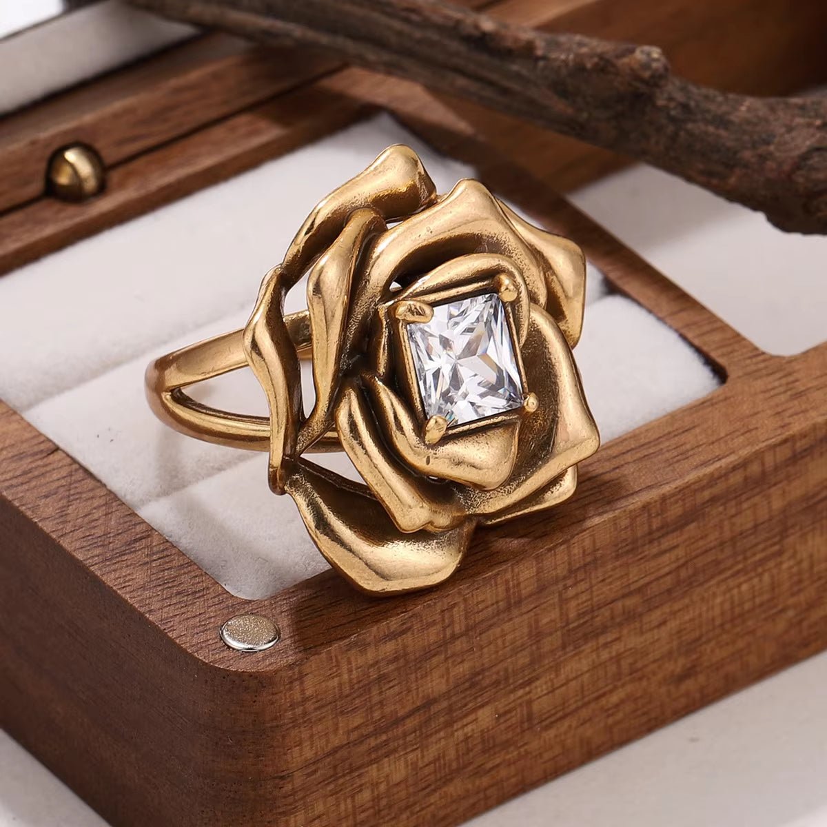 MajesticRose Zircon Ring - Voisson