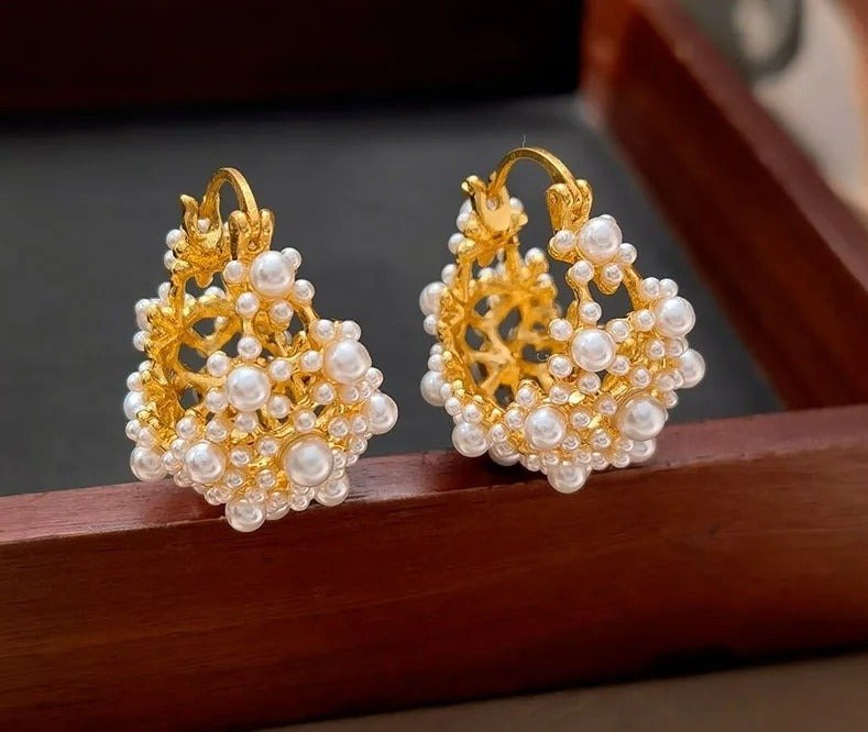 BizarreBloom Pearl Flower Earrings - Voisson