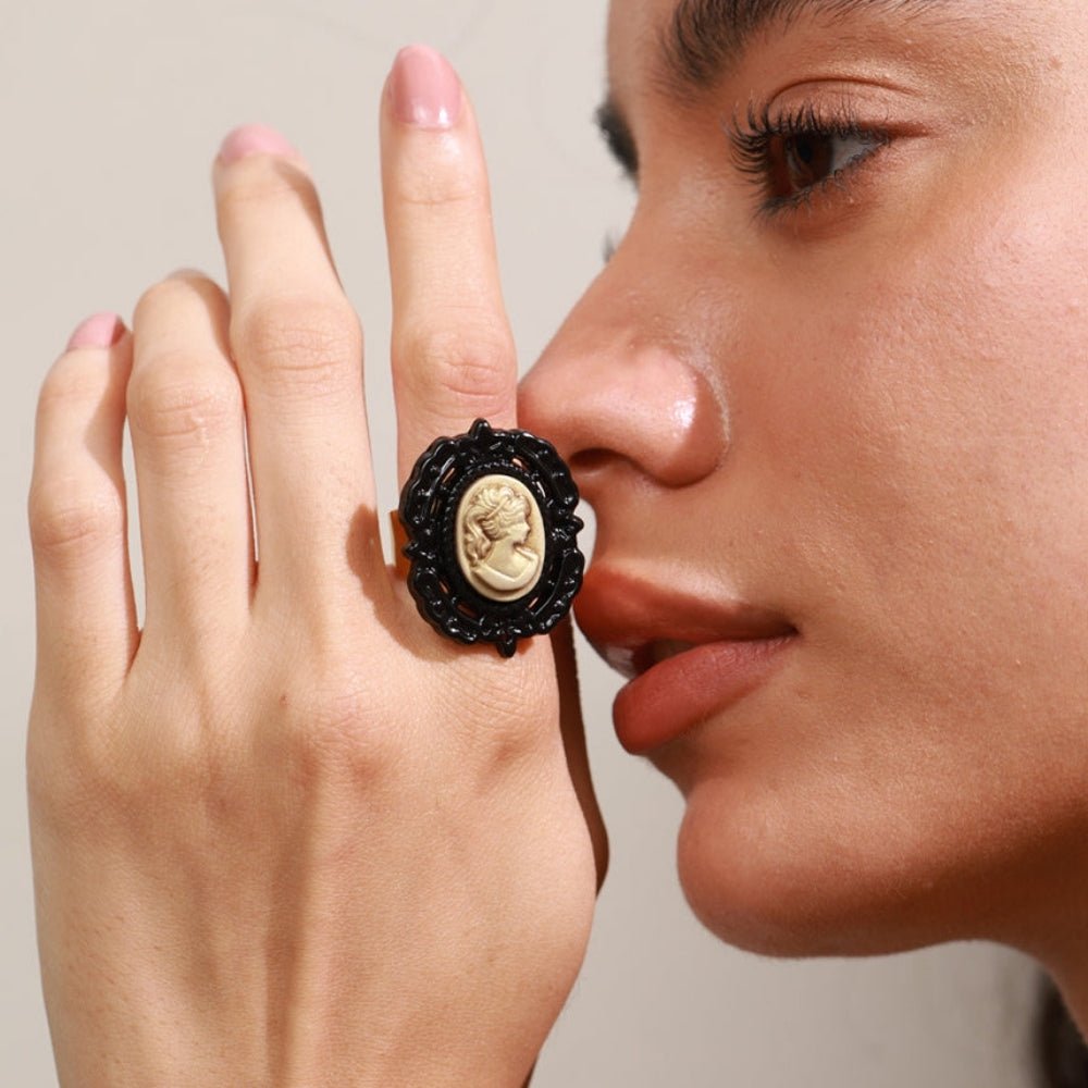 Cameo Heirloom Ring - Voisson