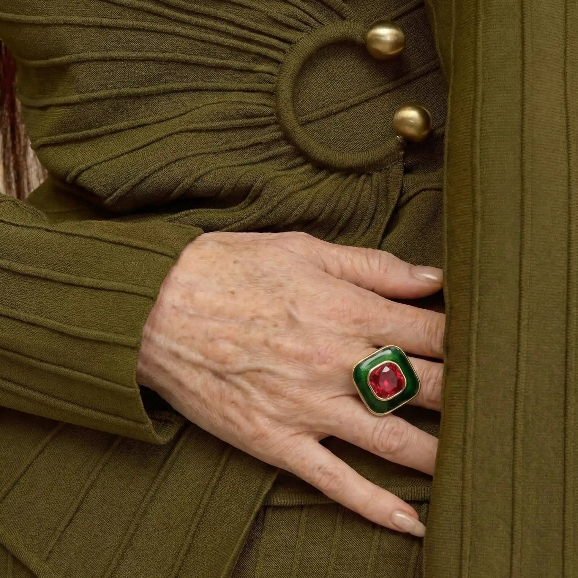 Crimson Noel Elegance Ring - Voisson