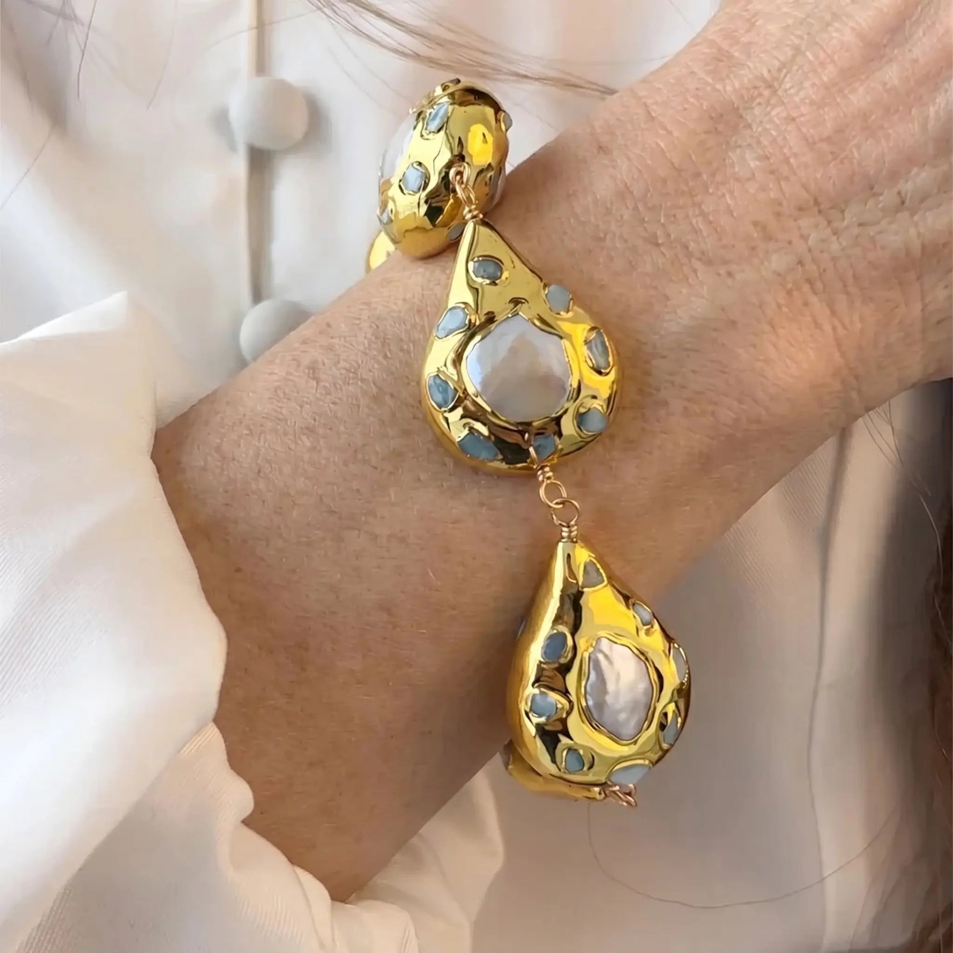 FluxFlicker Pearl Teardrop Bracelet - Voisson