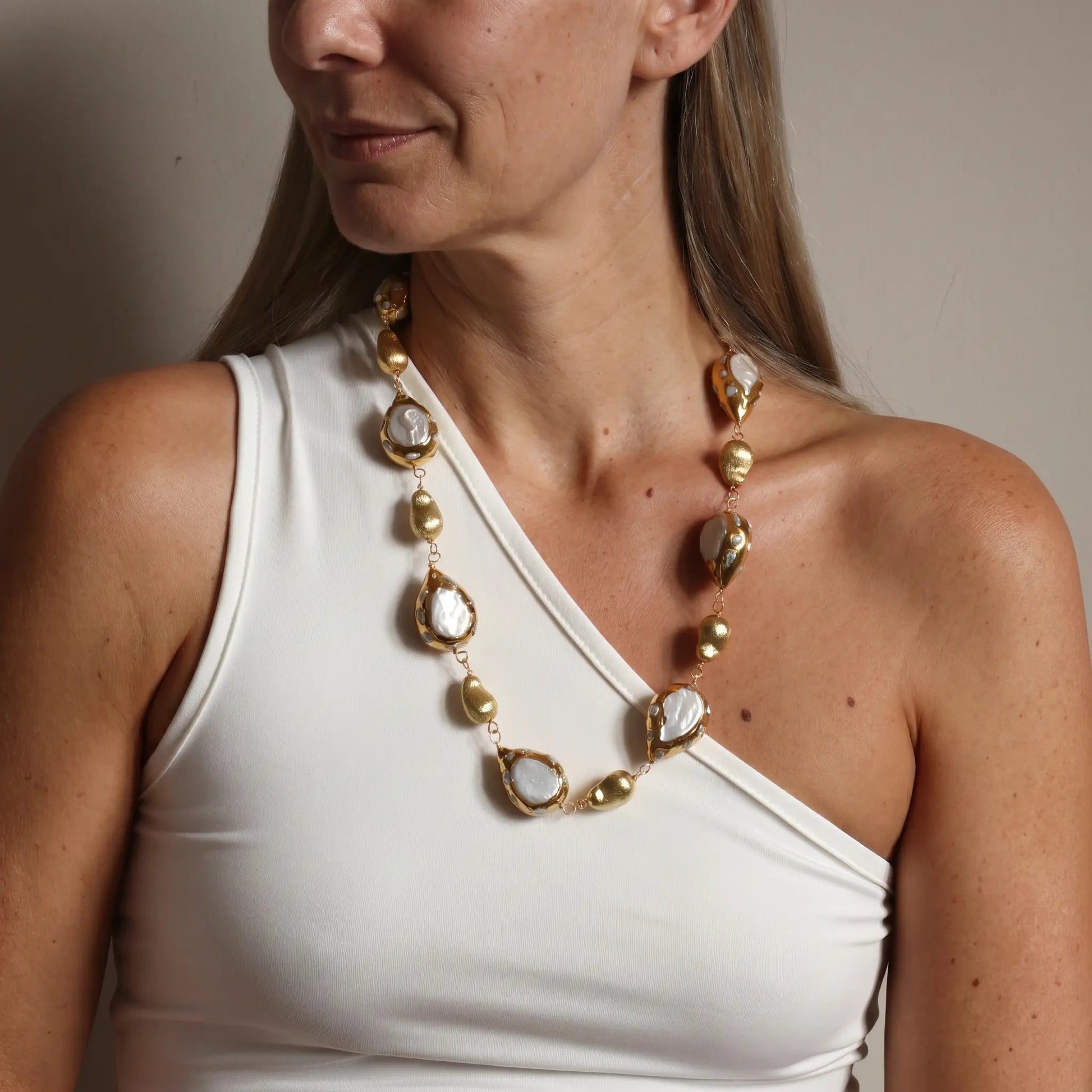 FluxFlicker Pearl Teardrop Necklace - Voisson