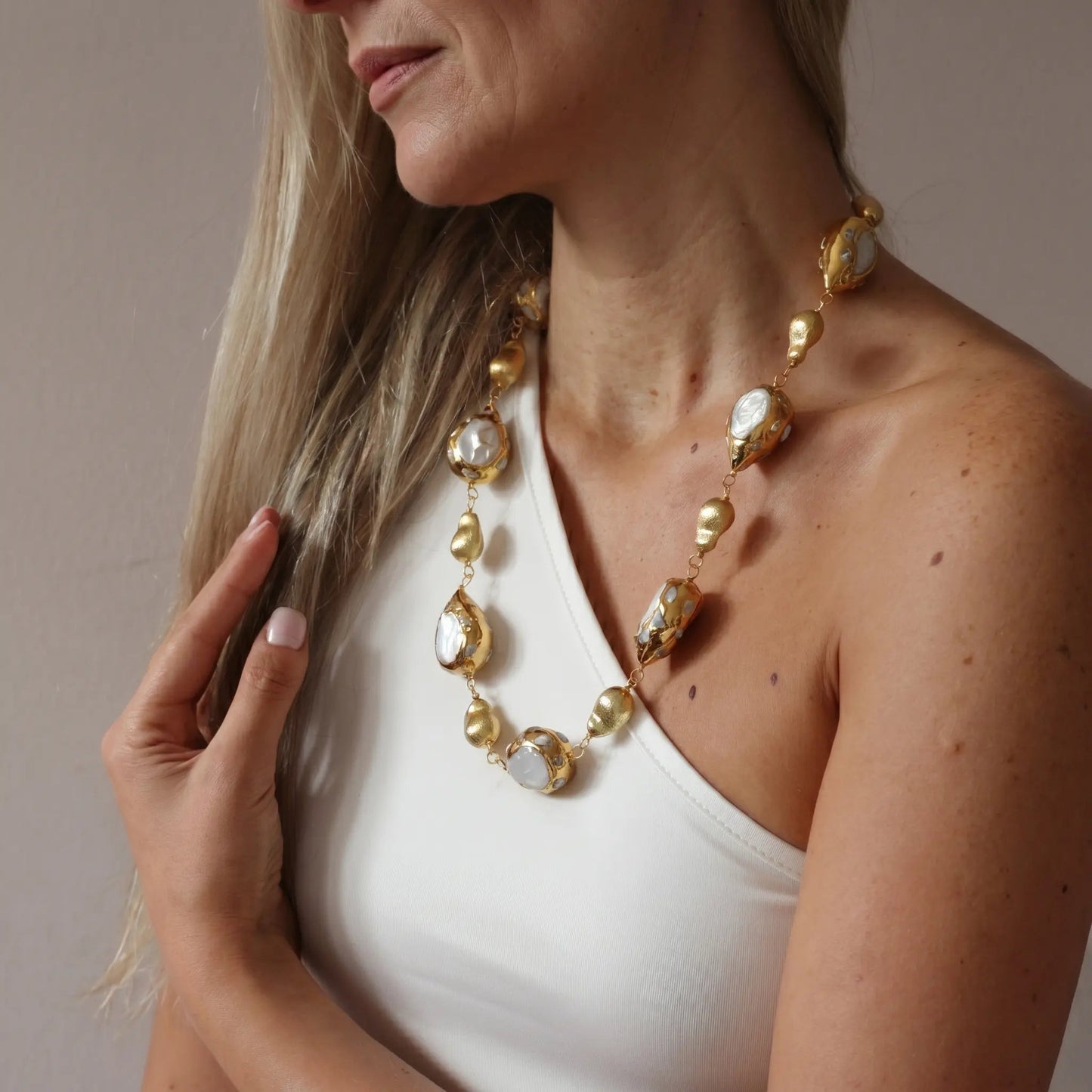 FluxFlicker Pearl Teardrop Necklace - Voisson