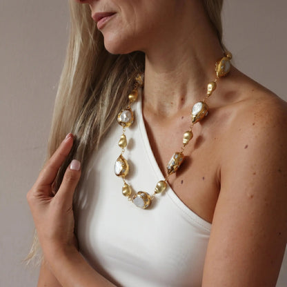 FluxFlicker Pearl Teardrop Necklace - Voisson