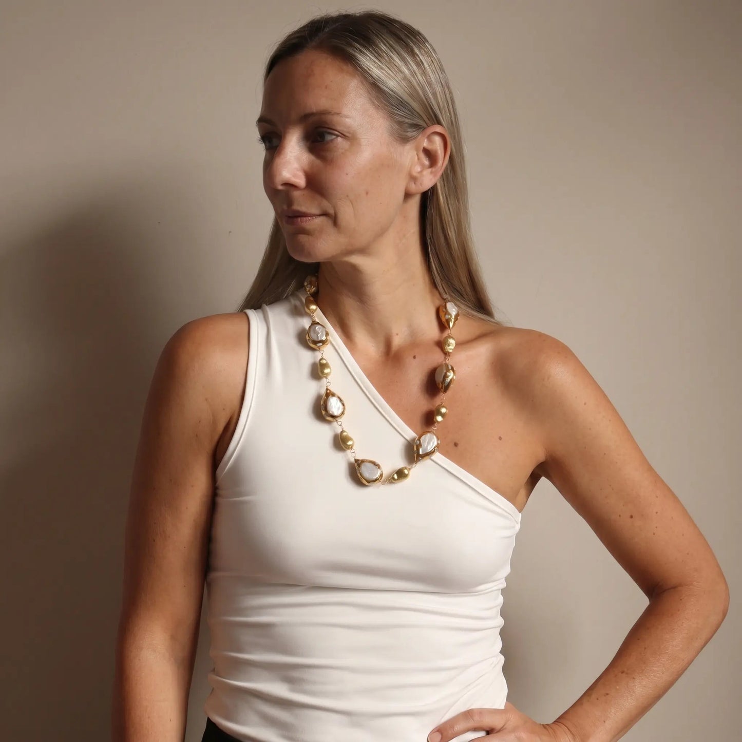 FluxFlicker Pearl Teardrop Necklace - Voisson