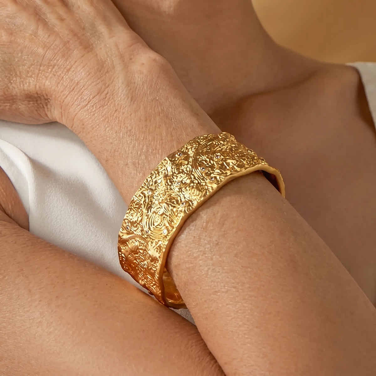Golden Baroque Cuff - Voisson