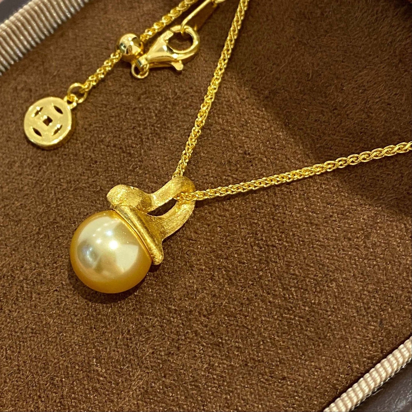 Golden Swan Necklace - Voisson