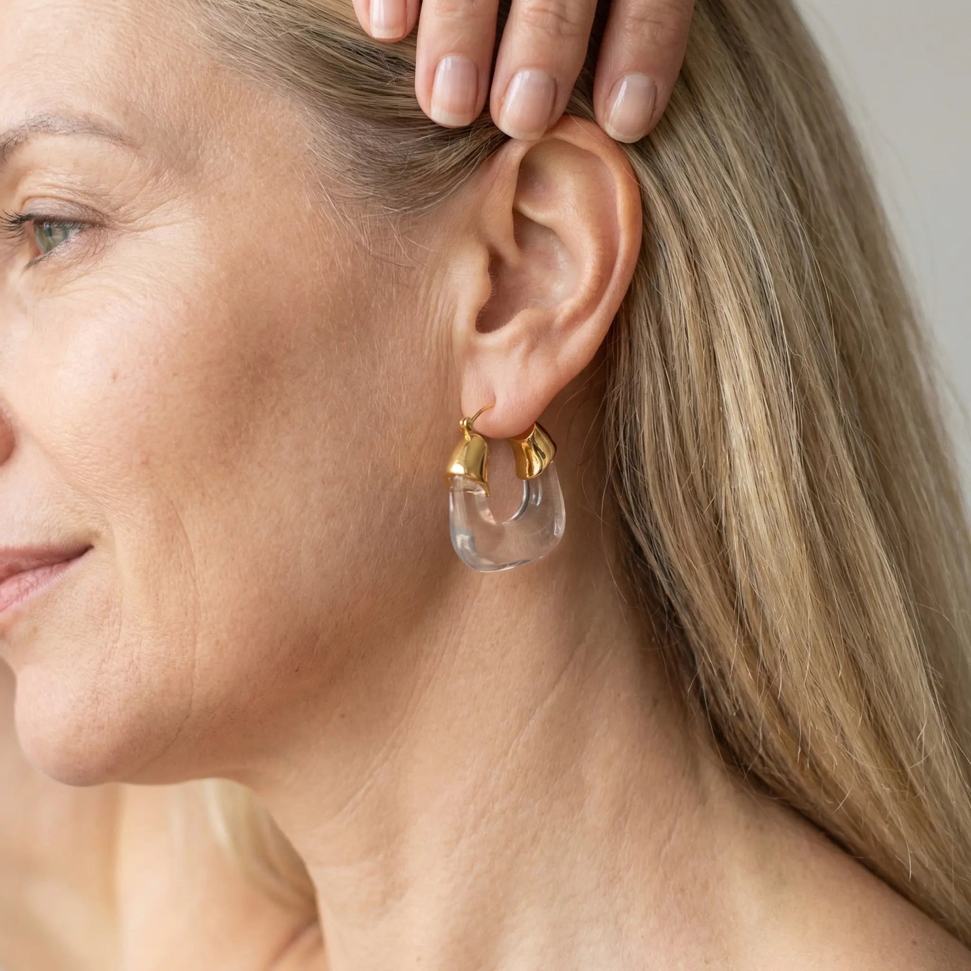 Ombre 18K Gold Resin Clear Hoop Earrings - Voisson