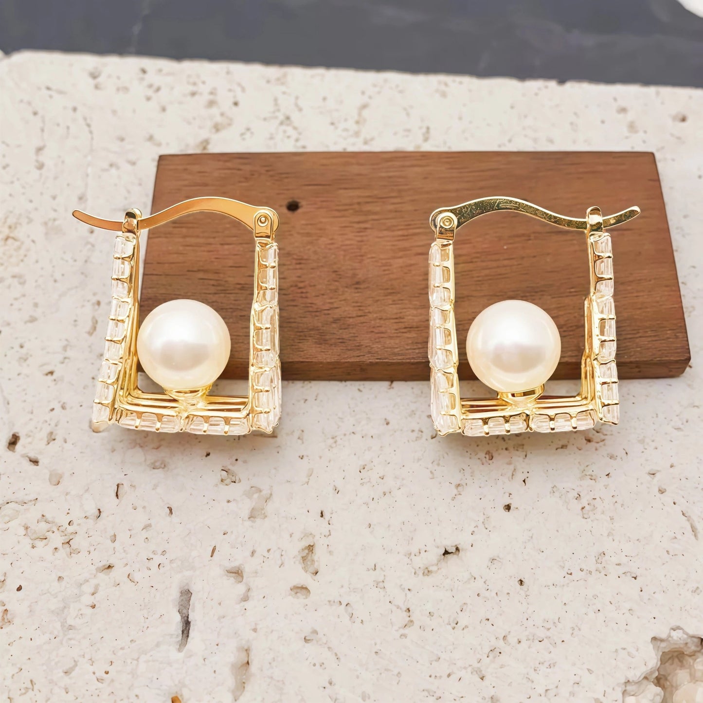 Pearl Frame Hoop Earrings - Voisson