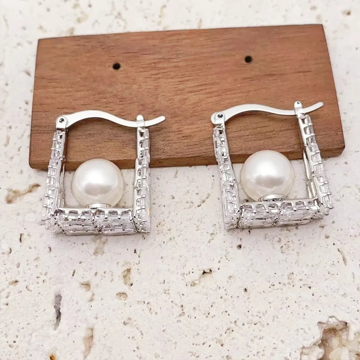 Pearl Frame Hoop Earrings - Voisson