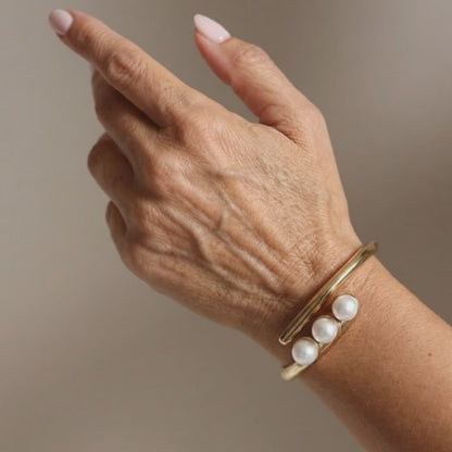 Whisperwing Barock Perlenmanschette Armband